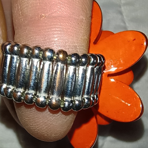 2 Vtg Silver-Tone Rings: *Orange Resin Dahlia & *Red Enamel Poppy Bouquet - Picture 4 of 10